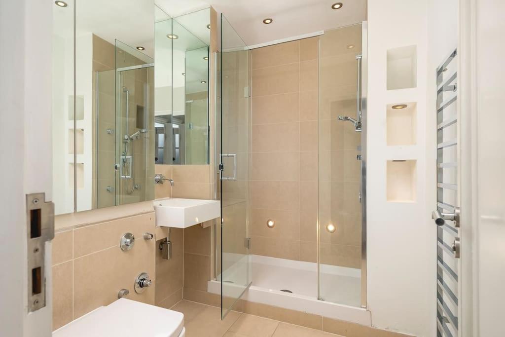 ' Luxury & Spacious AirConditioned 4 Bed 4 Bath Apartment '