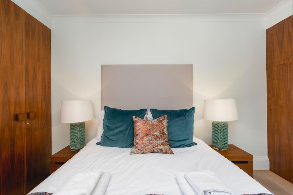 ' Luxury & Spacious AirConditioned 4 Bed 4 Bath Apartment '