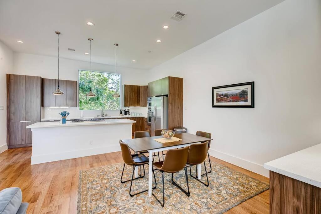4 Story Home Mins To Downtown Houston with City Views view 5