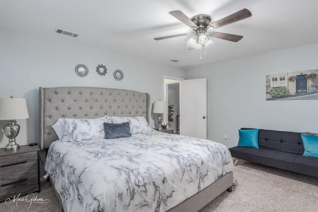Shreveport Vacations - King Bed, Near LSUS Barksdale, Fast wifi! - Property Image 1