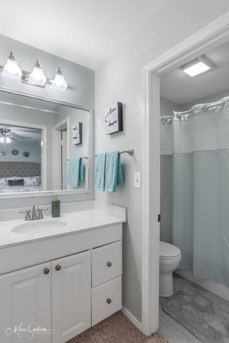 Shreveport Vacations - King Bed, Near LSUS Barksdale, Fast wifi! - Property Image 2