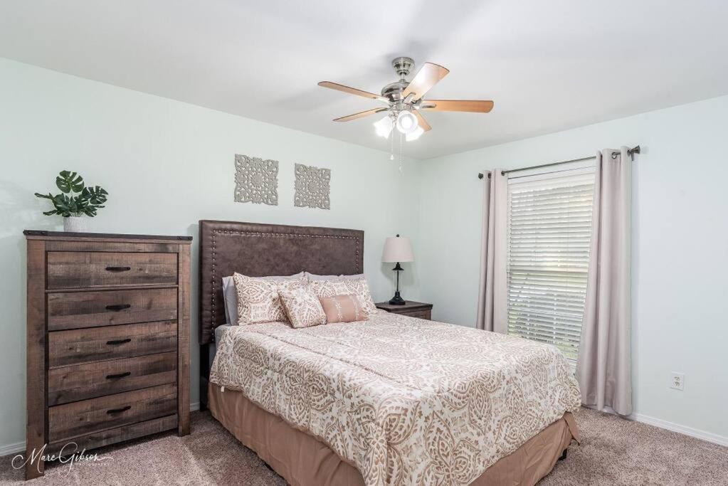 Shreveport Vacations - King Bed, Near LSUS Barksdale, Fast wifi! - Property Image 9