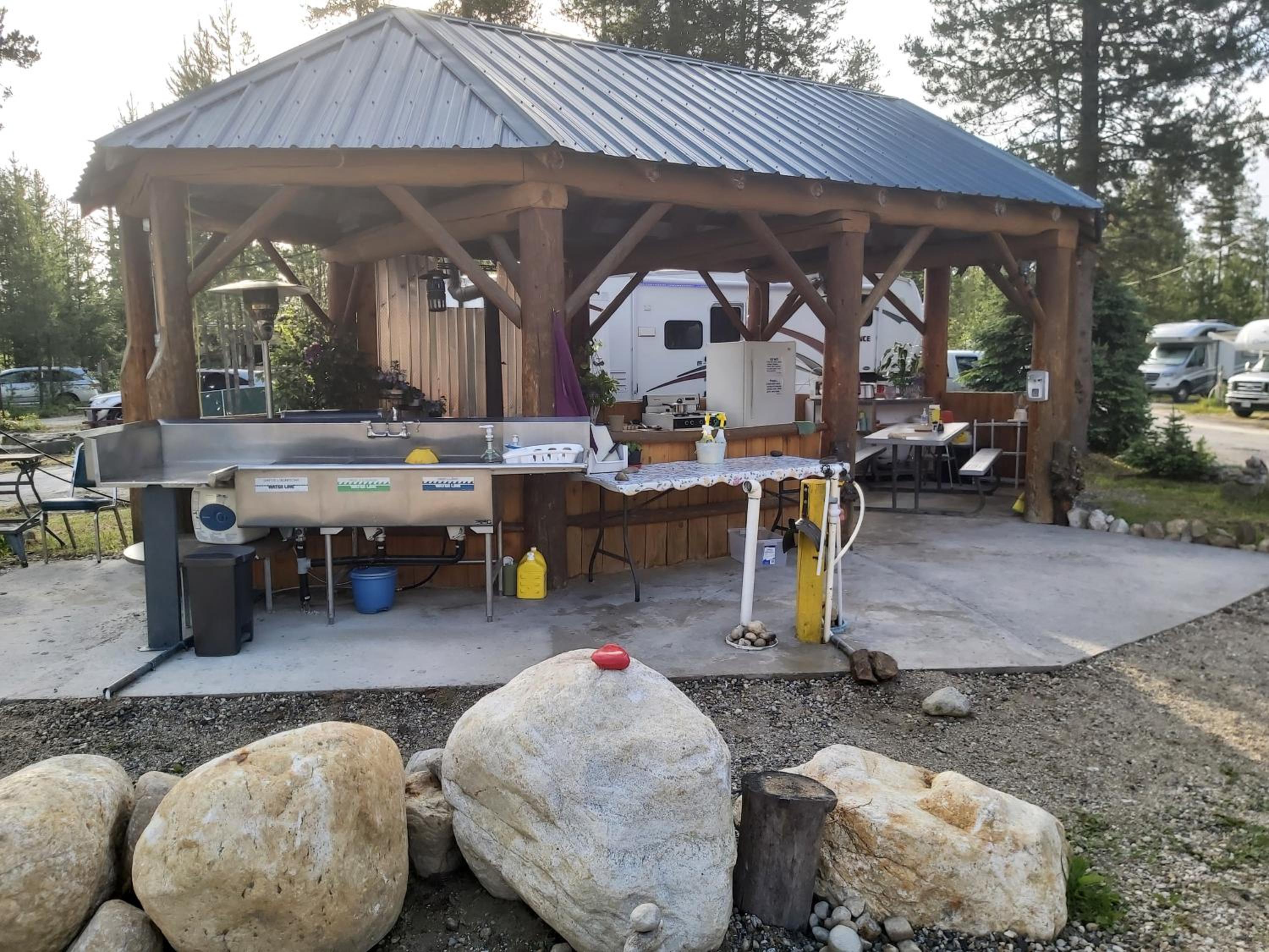 Blue River Campgrounds & Cabin-public washroom