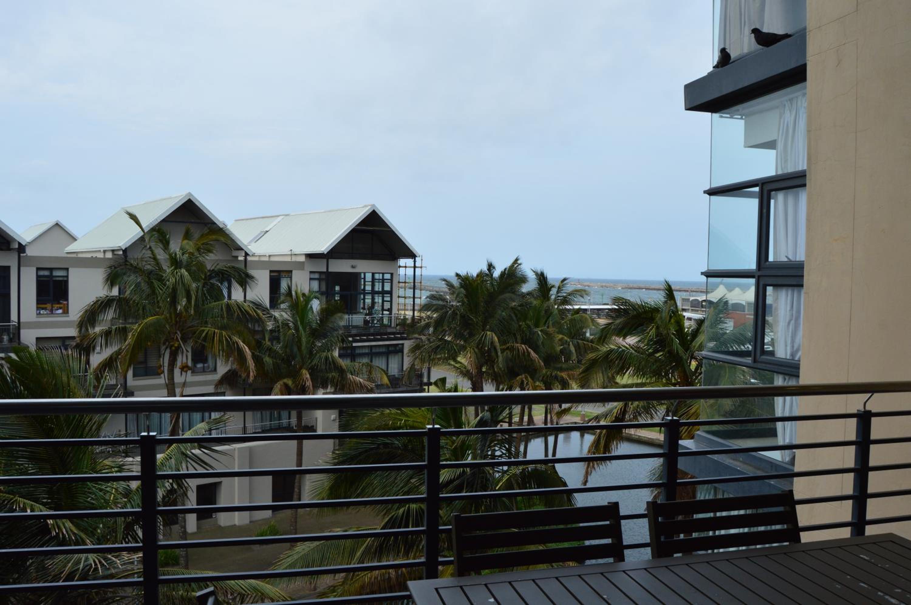 Accommodation Front - Deluxe 6 Sleeper with Rooftop Pool view 4