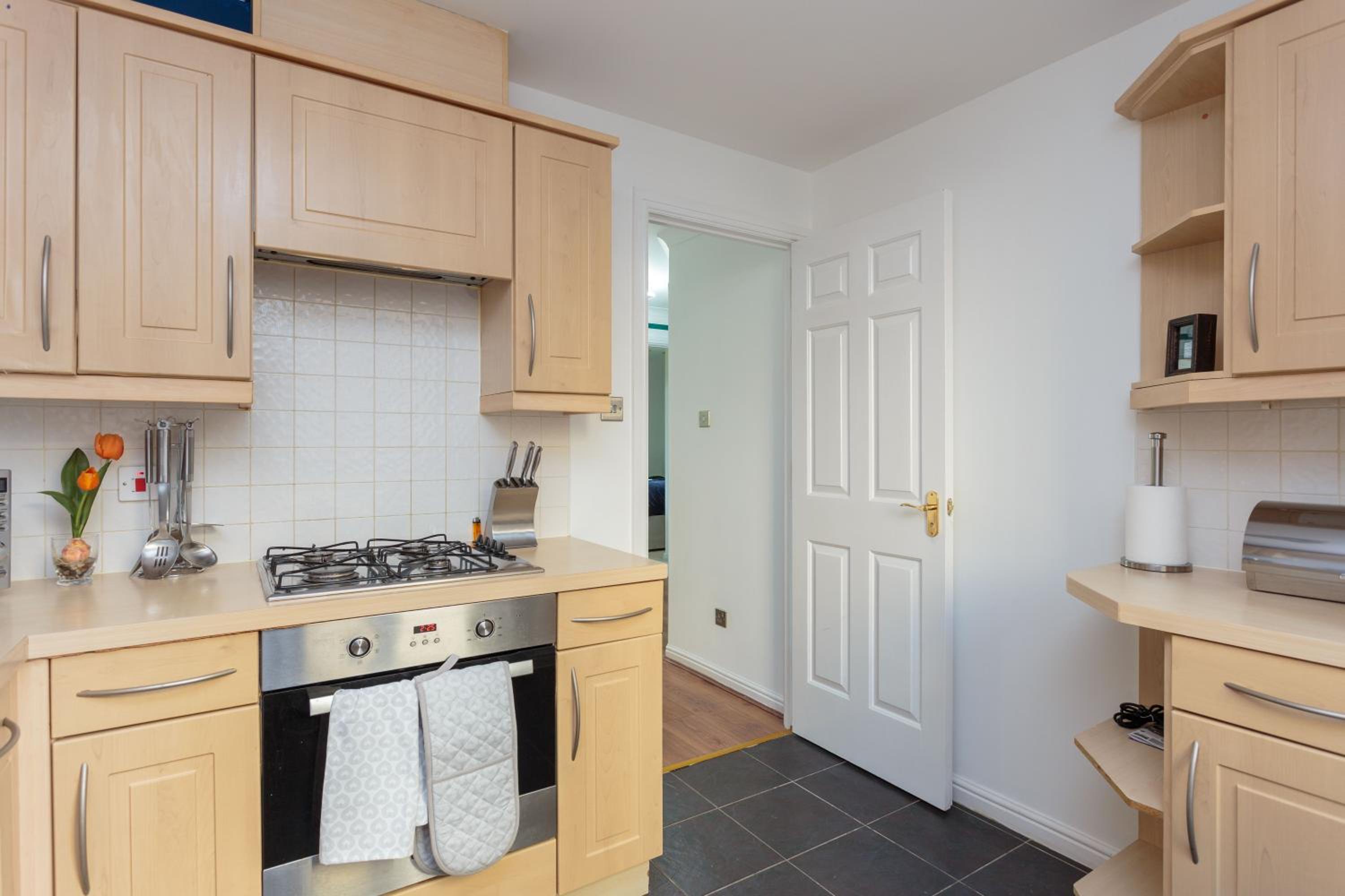 Stylish 2 Bedroom Apartment in Edinburgh view 5