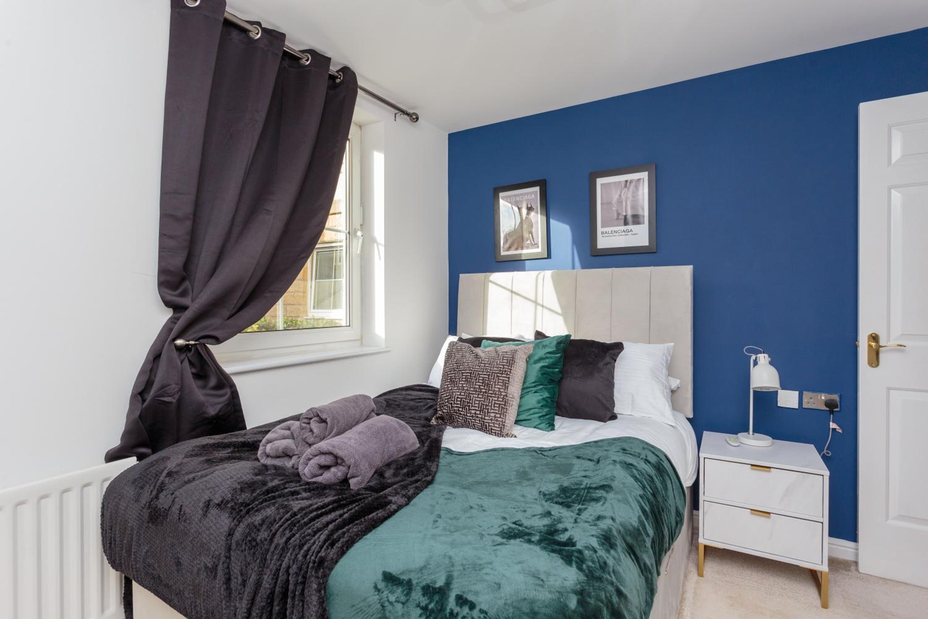 Stylish 2 Bedroom Apartment in Edinburgh view 3