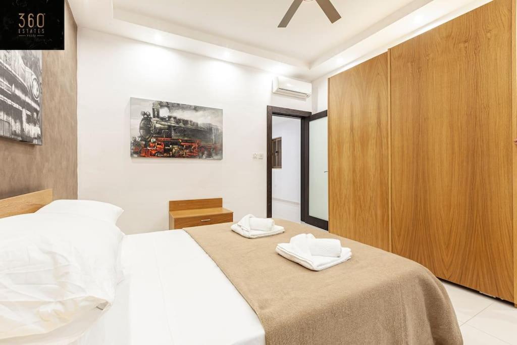 Seafront 4BR APT with mesmerising Balcony & VIEWS by 360 Estates view 5