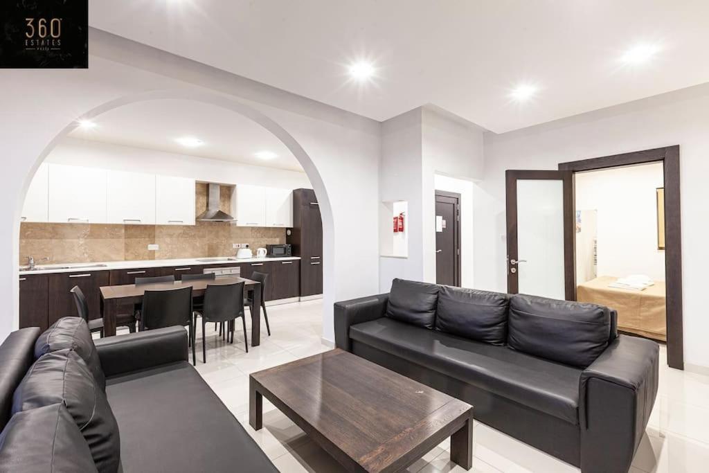 Seafront 4BR APT with mesmerising Balcony & VIEWS by 360 Estates view 3