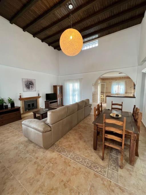 CasaBlanca Villa Rural con piscina y barbacoa