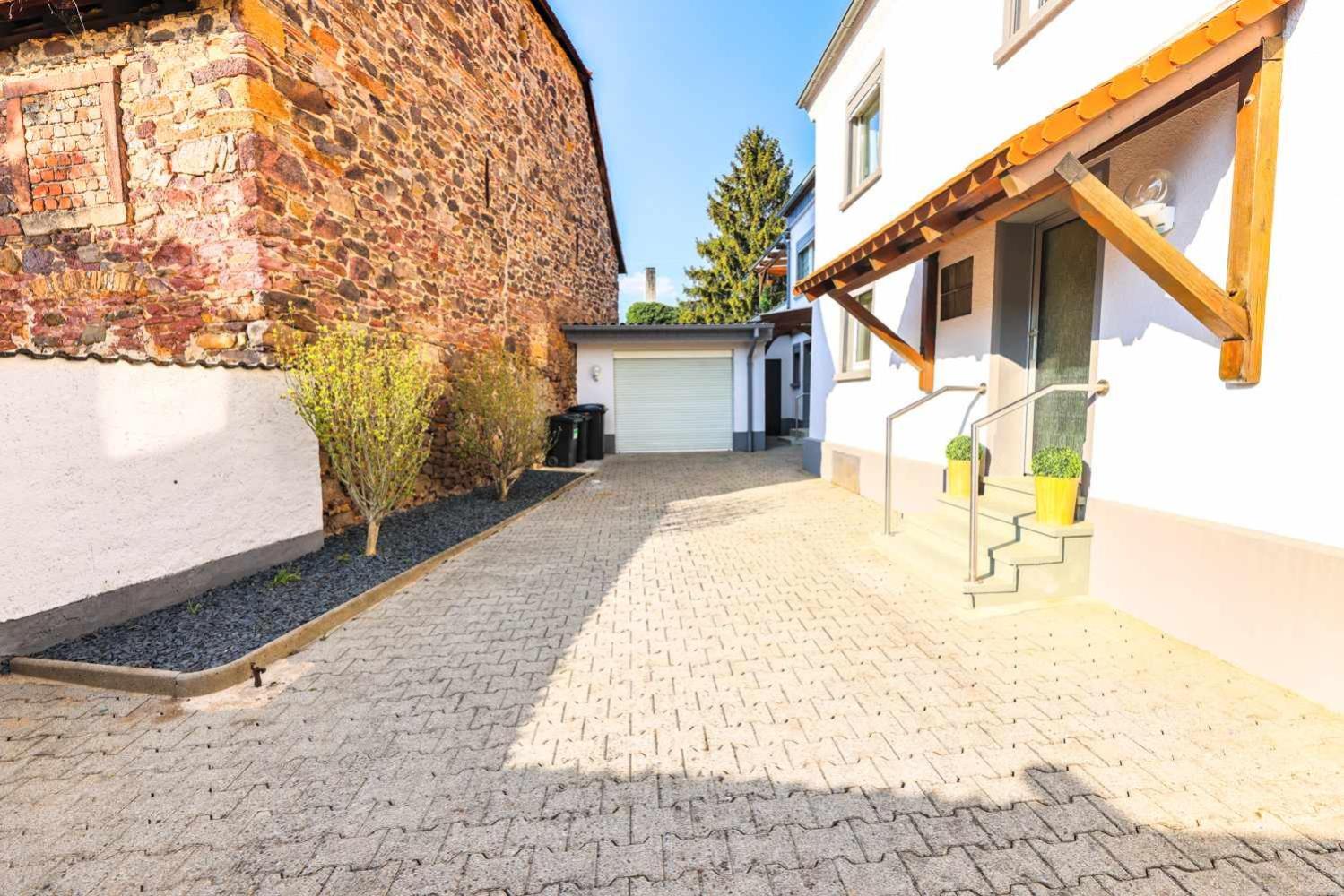 Spacious 6 Room Flat *Balcony & Terrace*
