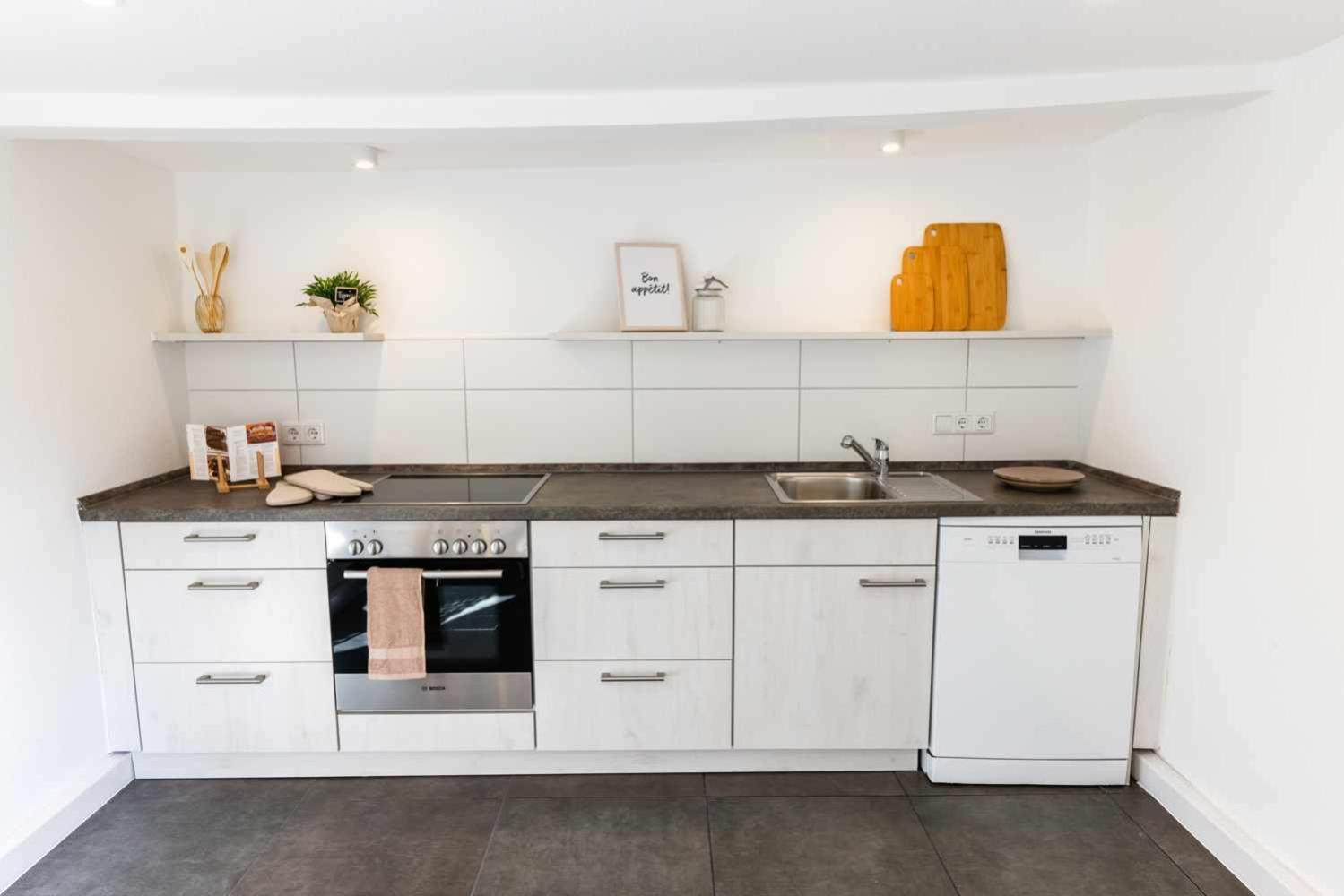 Spacious 6 Room Flat *Balcony & Terrace*