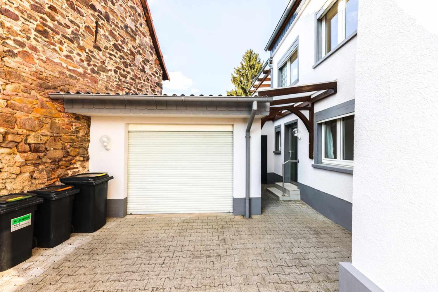 Spacious 6 Room Flat *Balcony & Terrace*