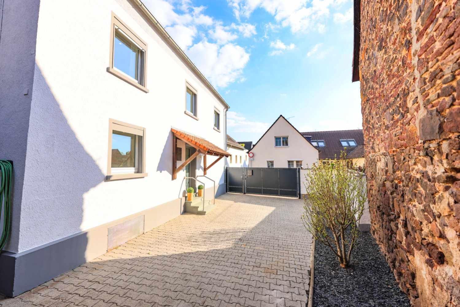 Spacious 6 Room Flat *Balcony & Terrace*