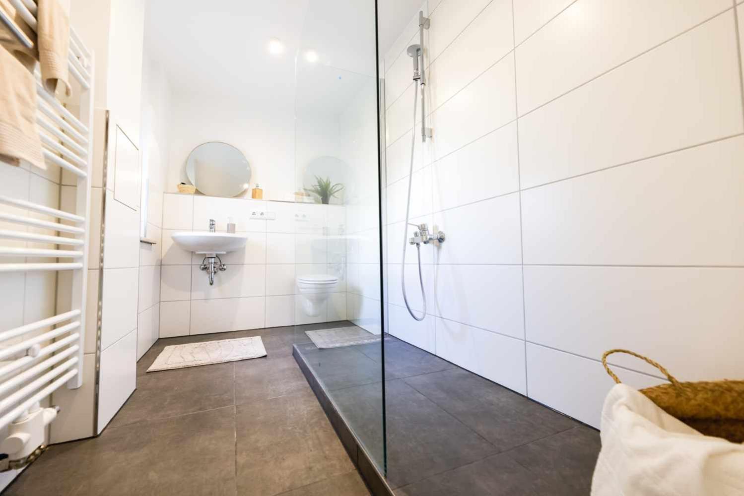 Spacious 6 Room Flat *Balcony & Terrace*