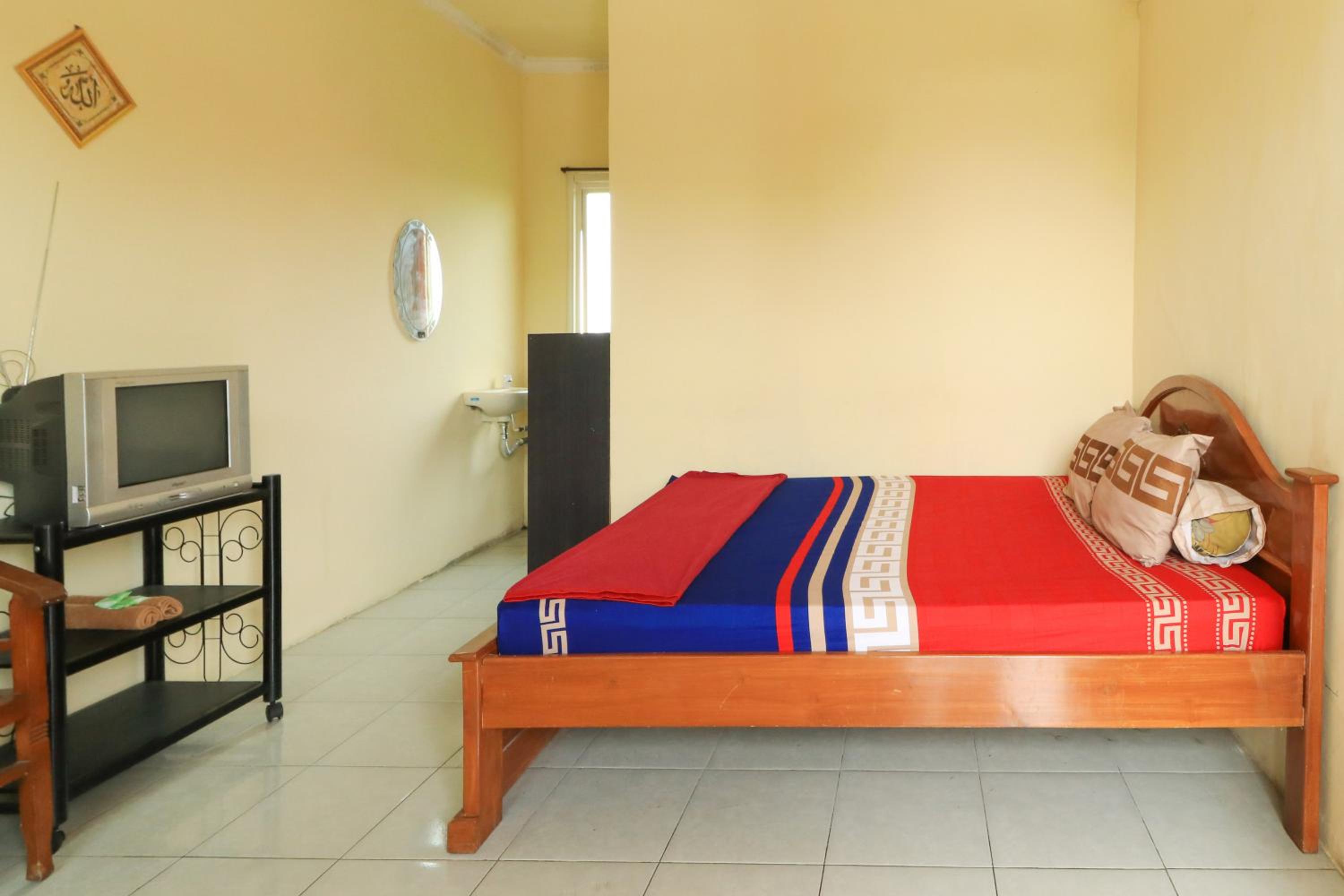 RedDoorz Syariah near T1 Juanda Airport 2