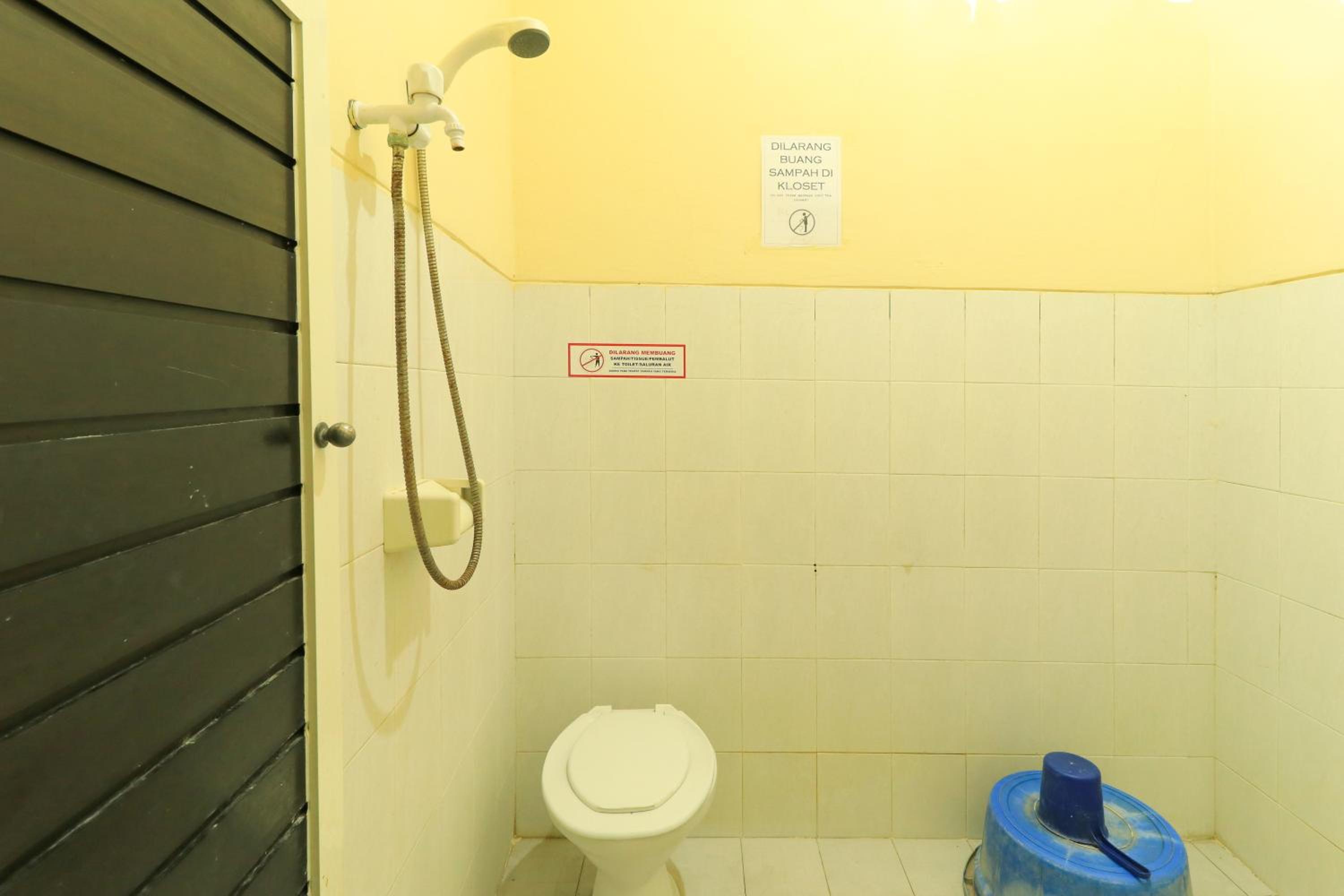 RedDoorz Syariah near T1 Juanda Airport 2