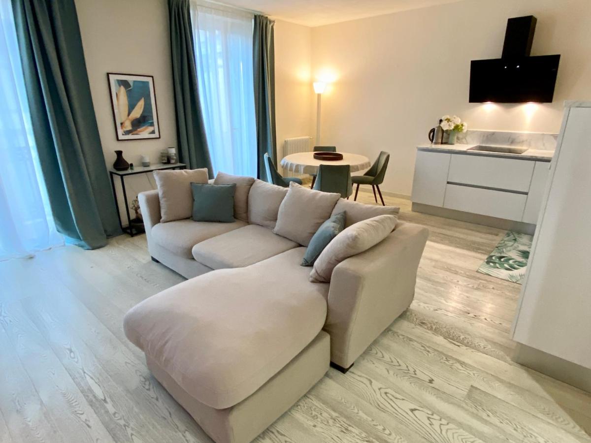 Front Beach Deluxe Apartment - with access to beach club view 5