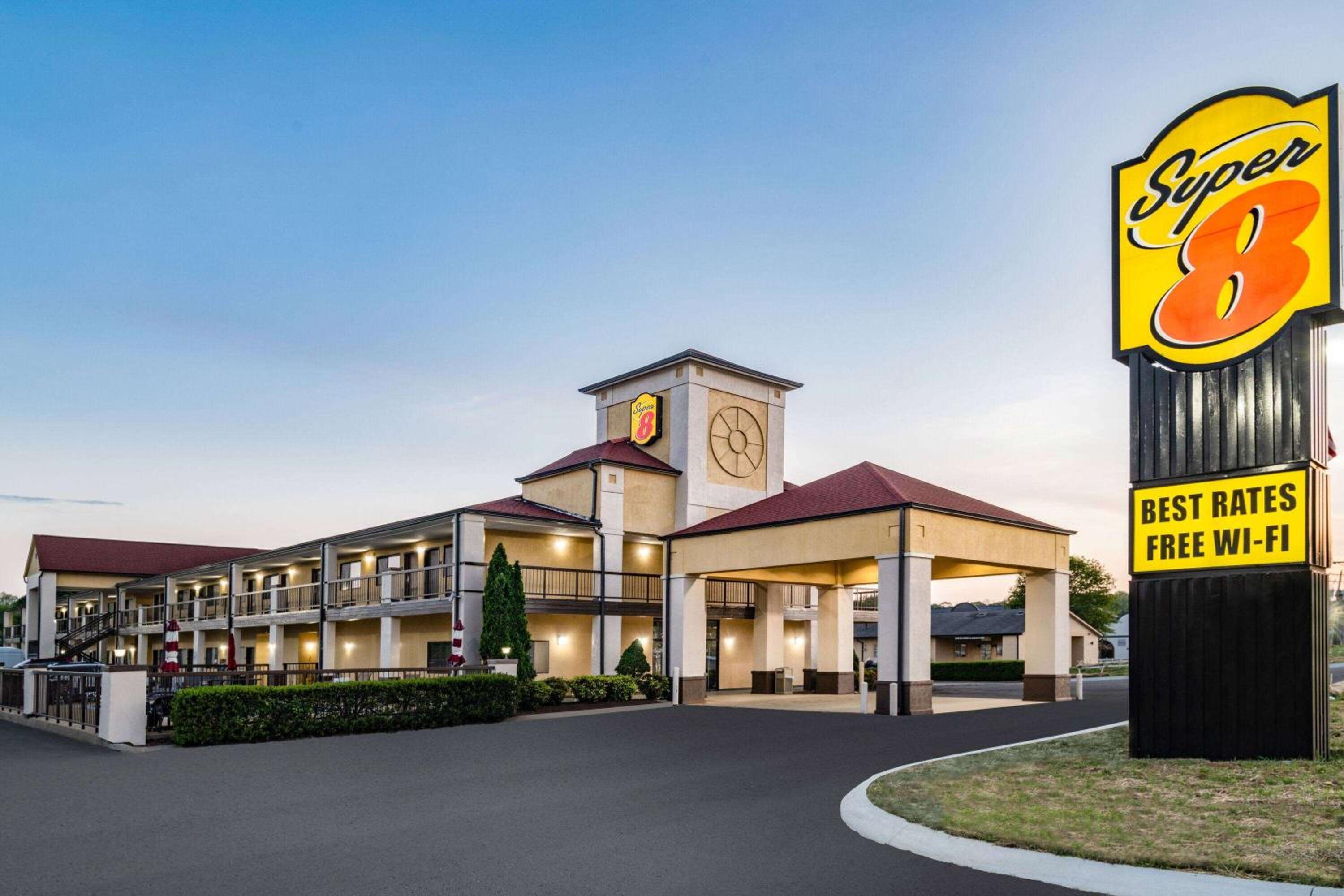 Super 8 by Wyndham Columbia view 5