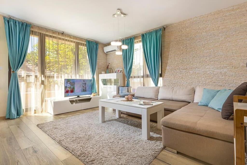 2BR apartment ,10 minutes walk to TOP Center