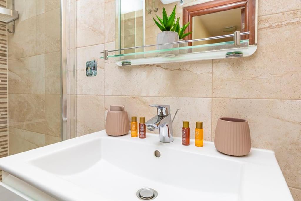 2BR apartment ,10 minutes walk to TOP Center