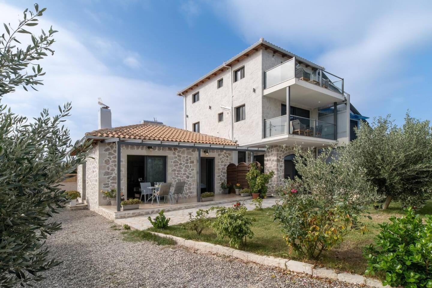 villa on the sea view 2