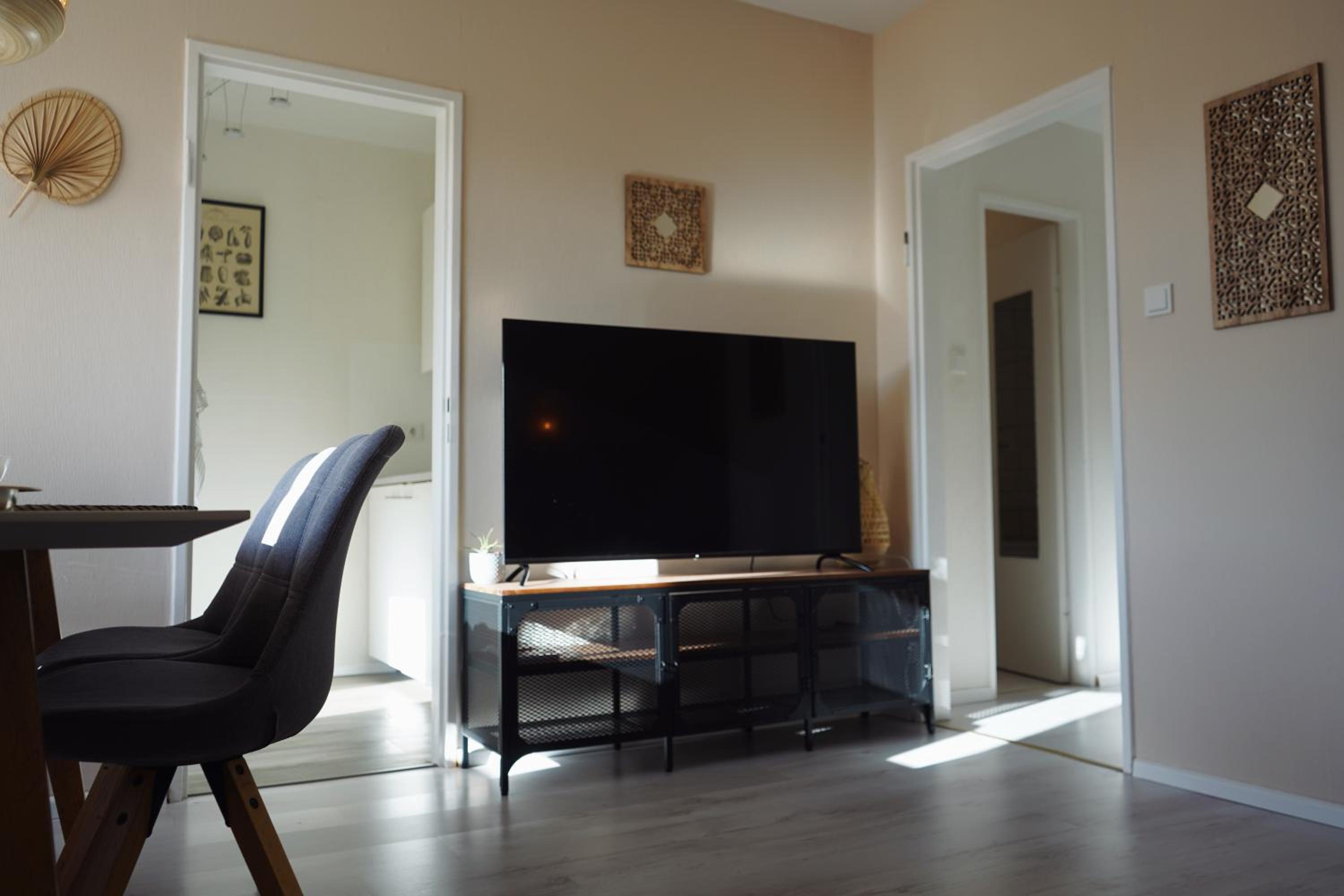 unique: cozy - balcony - kitchen - netflix