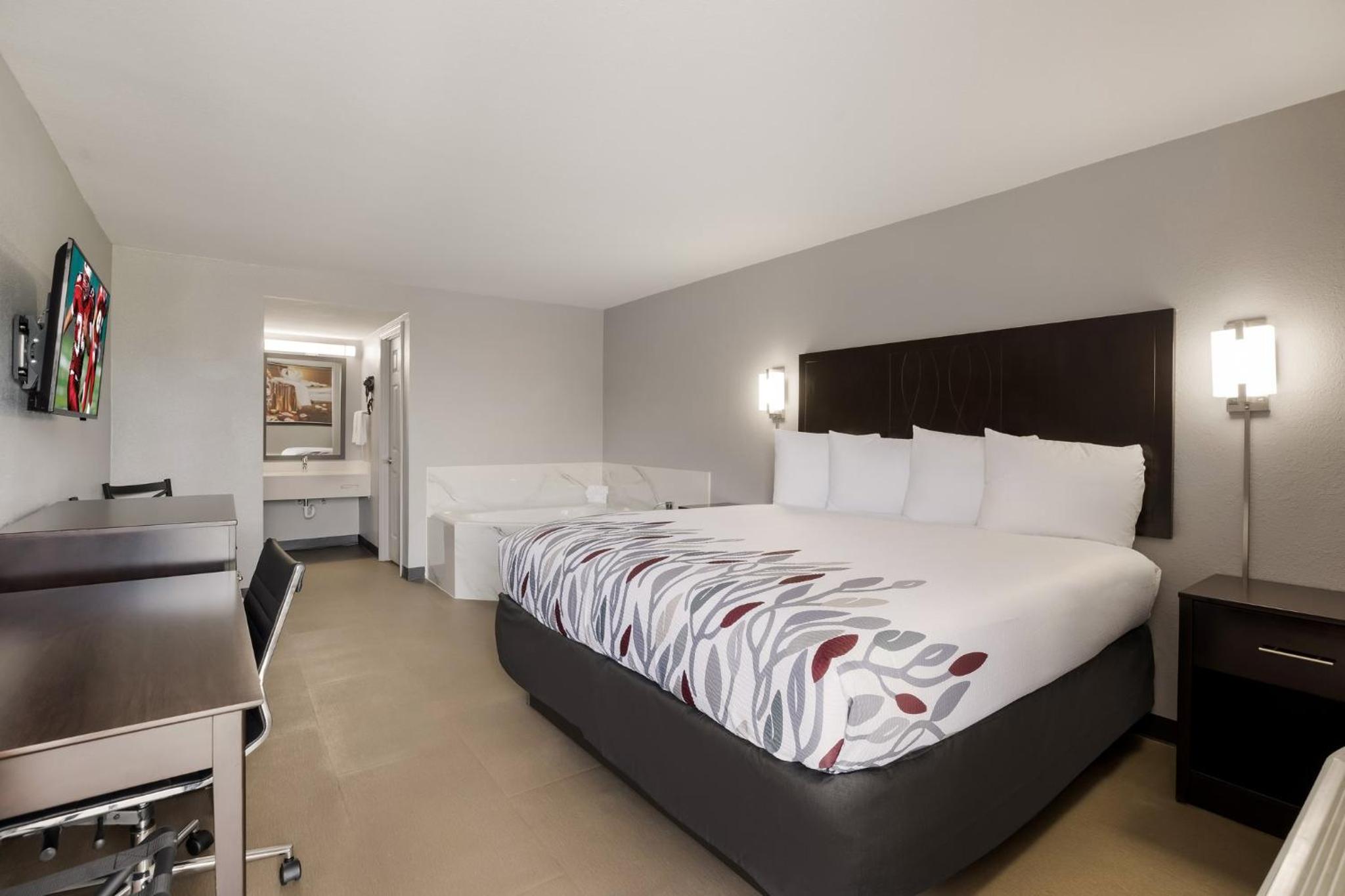 Red Roof Inn Alexandria, LA - Property Image 16