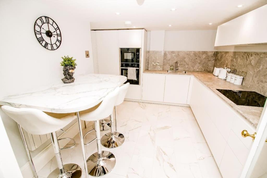 Spacious 2 bed city centre apartment with parking view 2