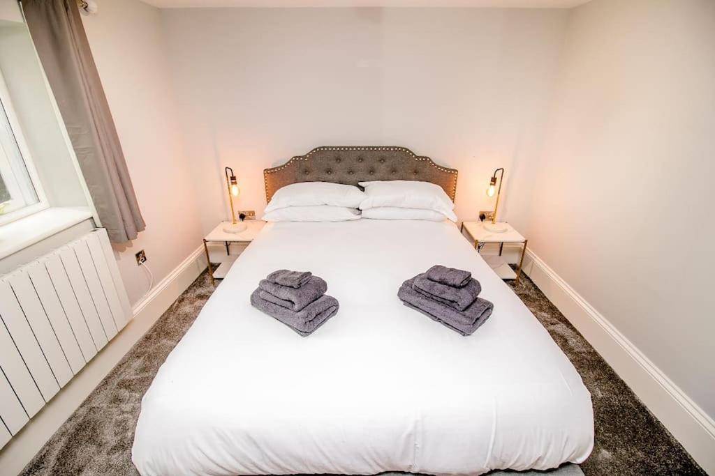 Spacious 2 bed city centre apartment with parking view 3