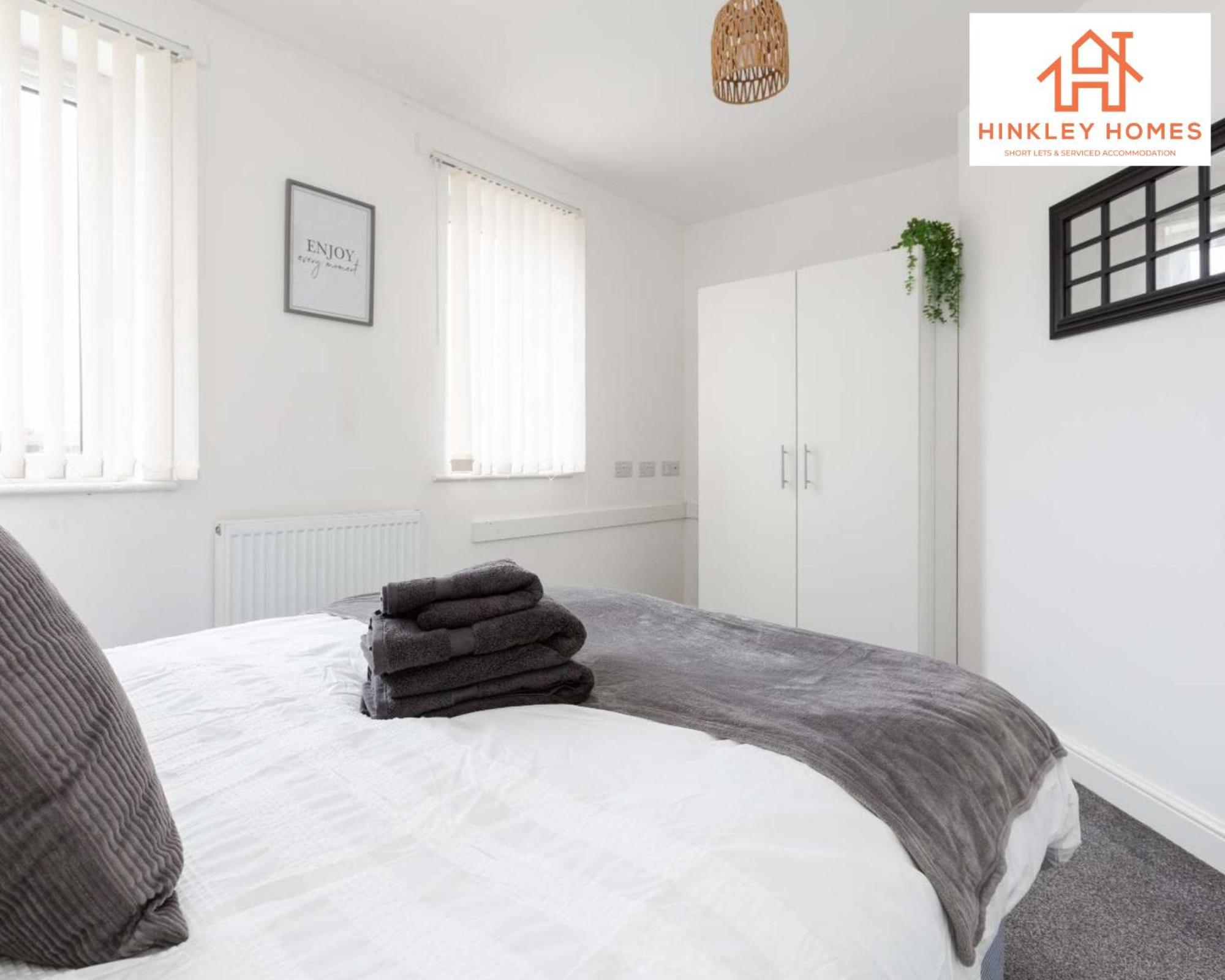 Large 5BR Townhouse Ideal for Contractors & Group Stays - Free Parking - City Centre - ! By Hinkley Homes Short Lets & Serviced Accommodation view 3