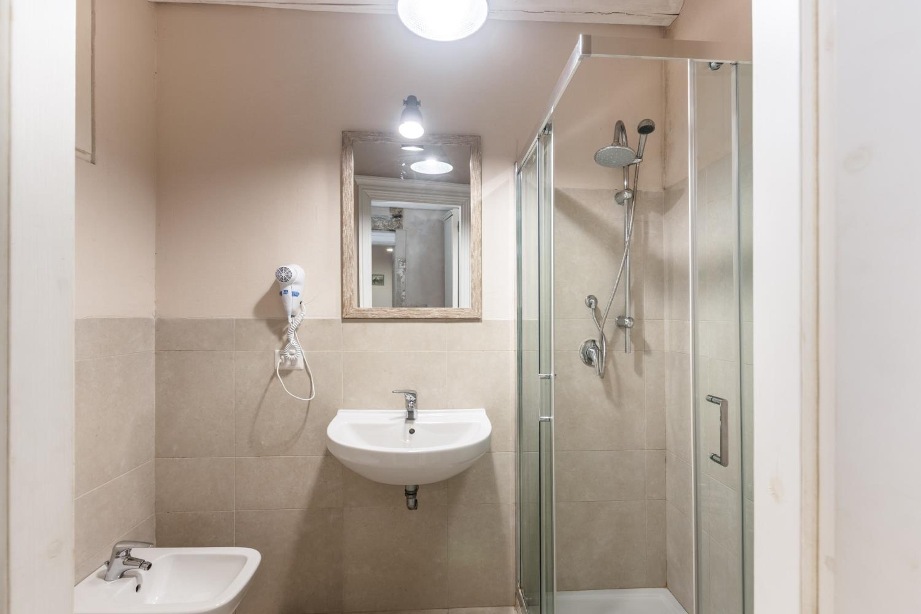 Dedalo Rooms en Noto — bathroom