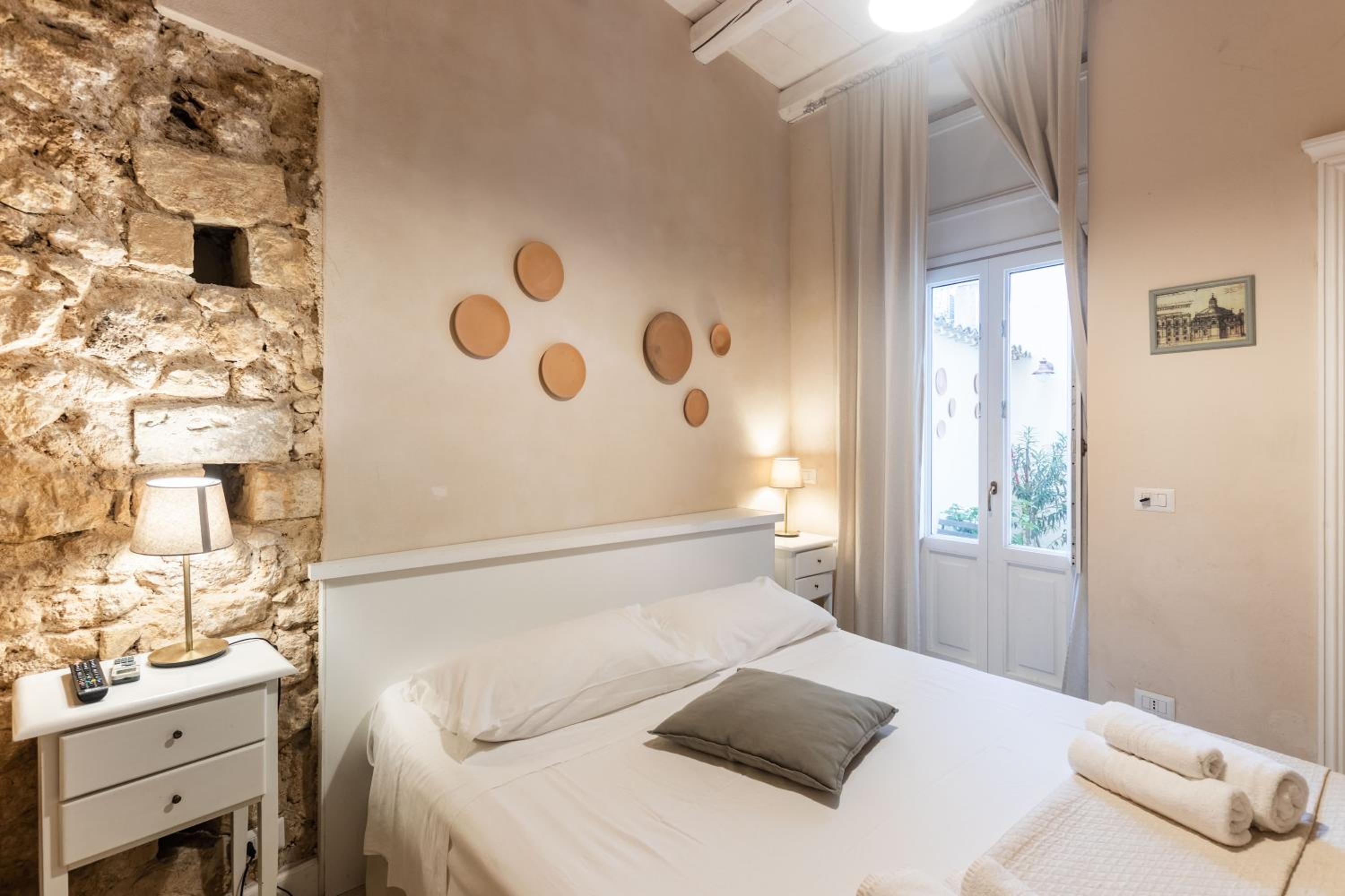 Dedalo Rooms en Noto — hotel room