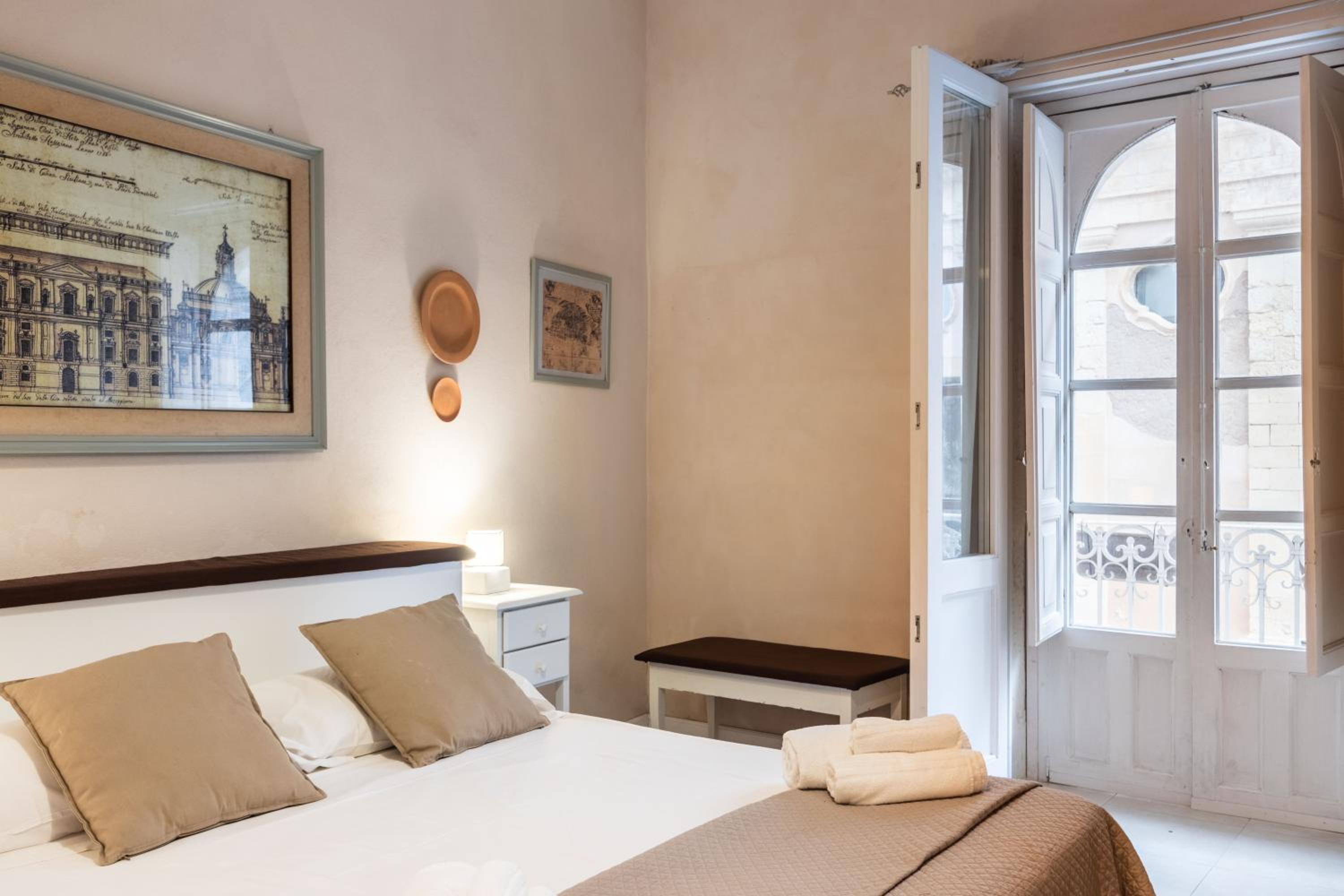 Dedalo Rooms en Noto — hotel room