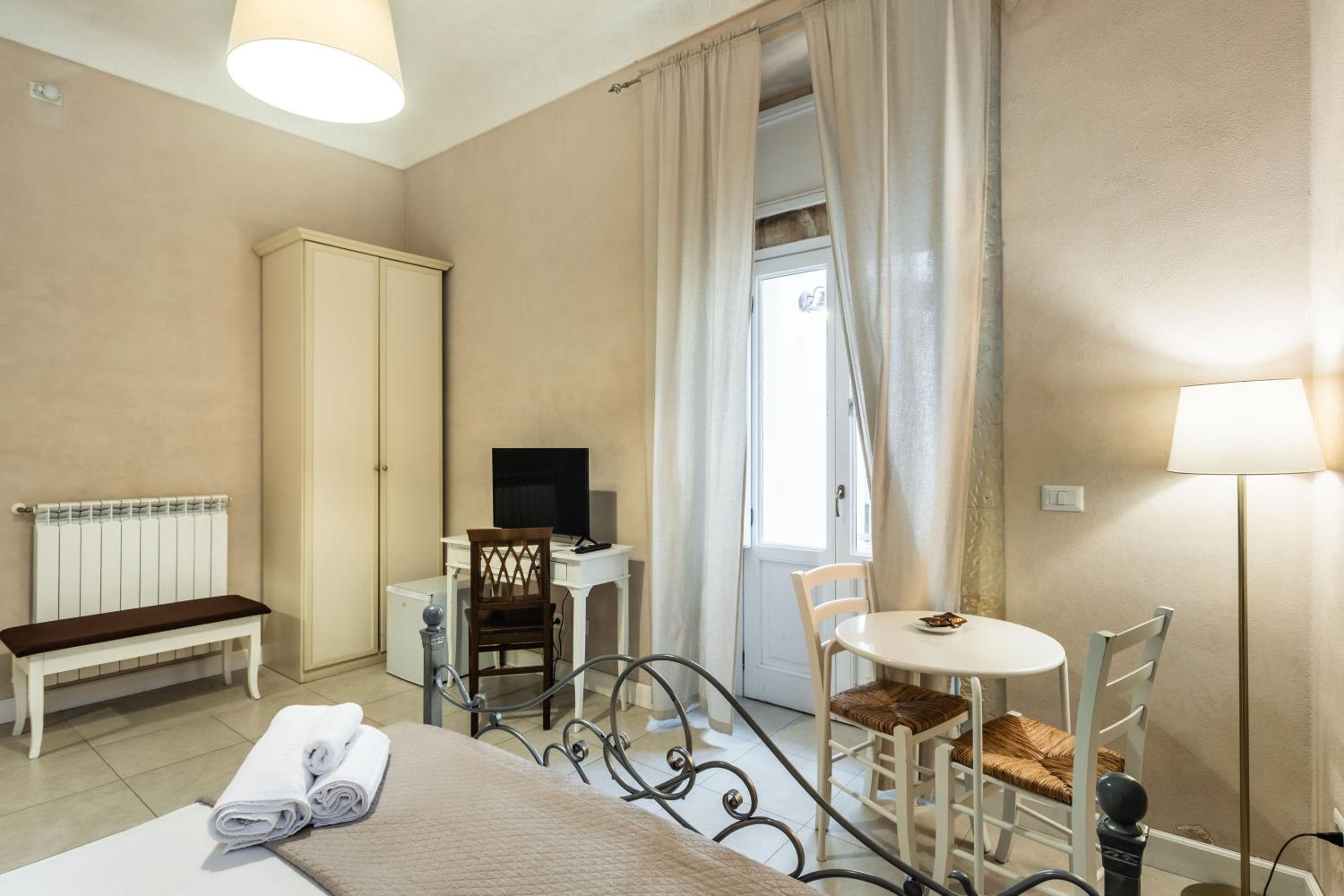 Dedalo Rooms en Noto — hotel room