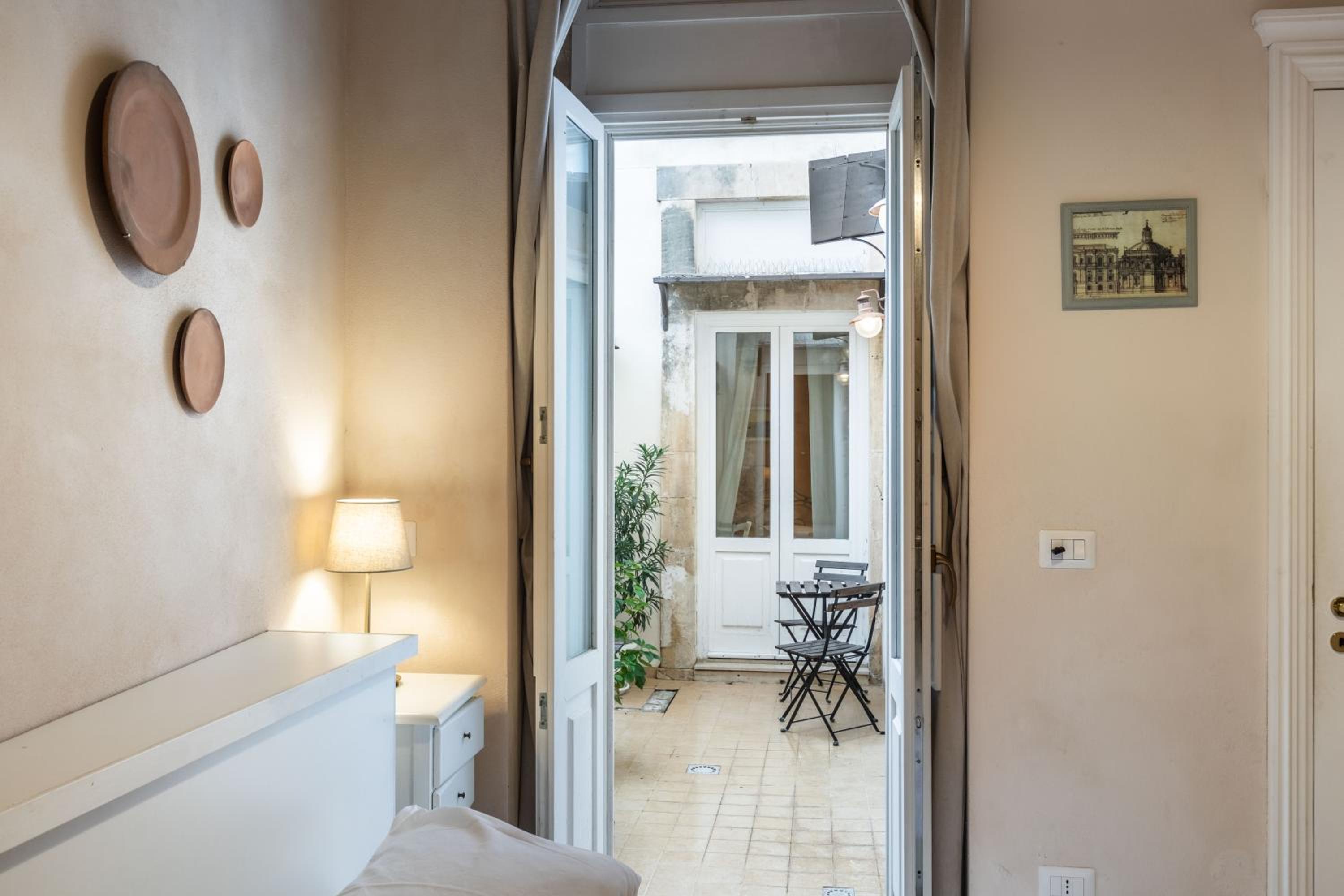 Dedalo Rooms en Noto — hotel room