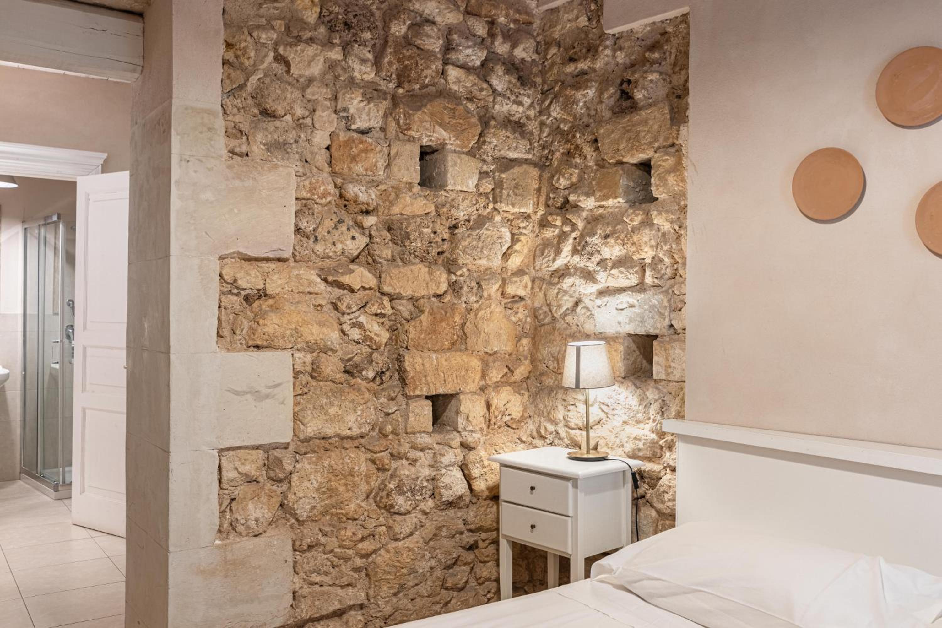 Dedalo Rooms en Noto — hotel room