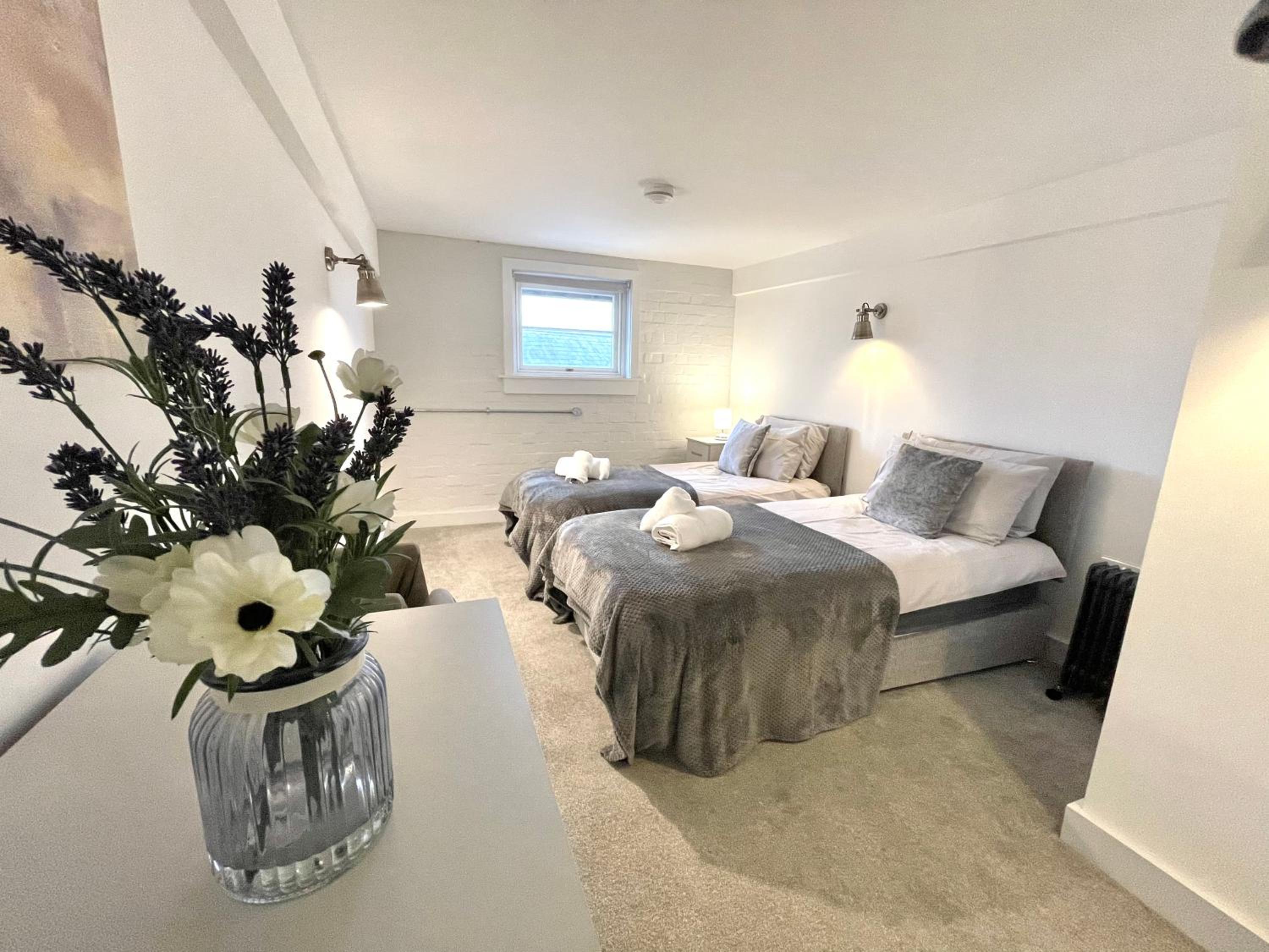 Fantastic convenient 2 Bedroom 2 bathroom Perfect for Stansted Airport, 3 minute walk to Bishops Stortford Train Station! view 4