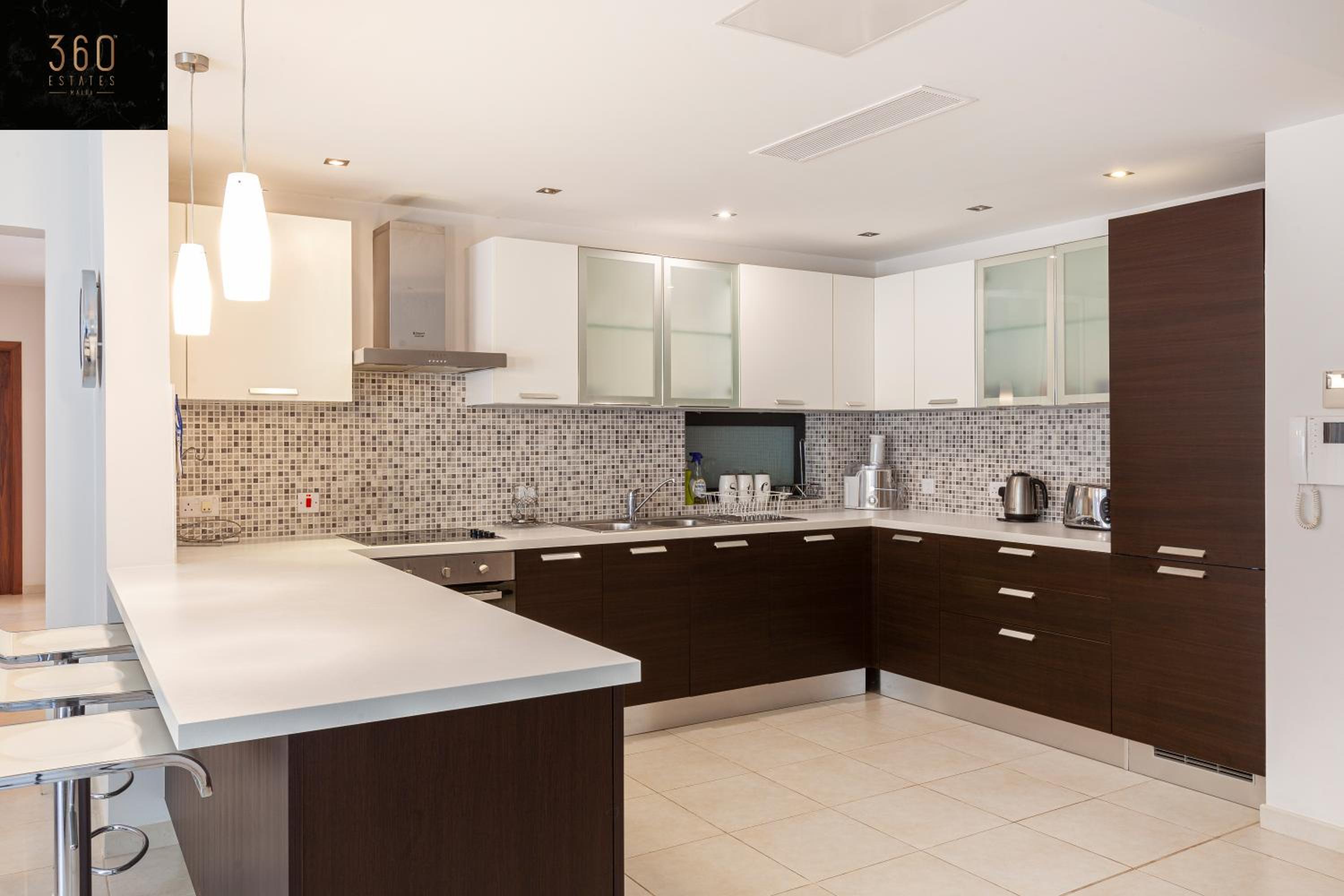 Pender LUX Complex - 3BR Unit with Private Parking by 360 Estates photo 5