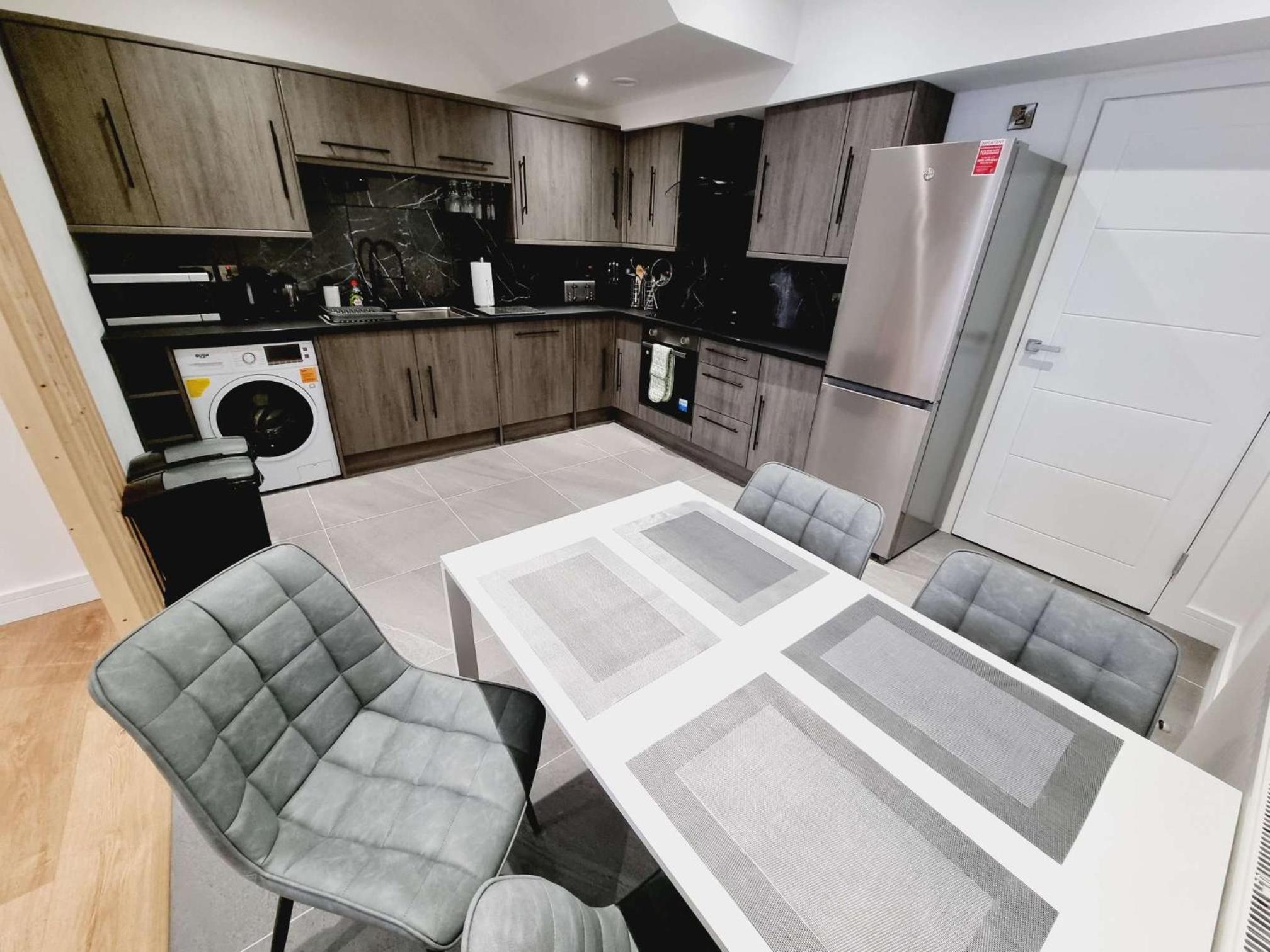 LMK, spacious 1 bedroom Ground floor Apartment, EV charger, Free parking Wi-fi, Great location view 3