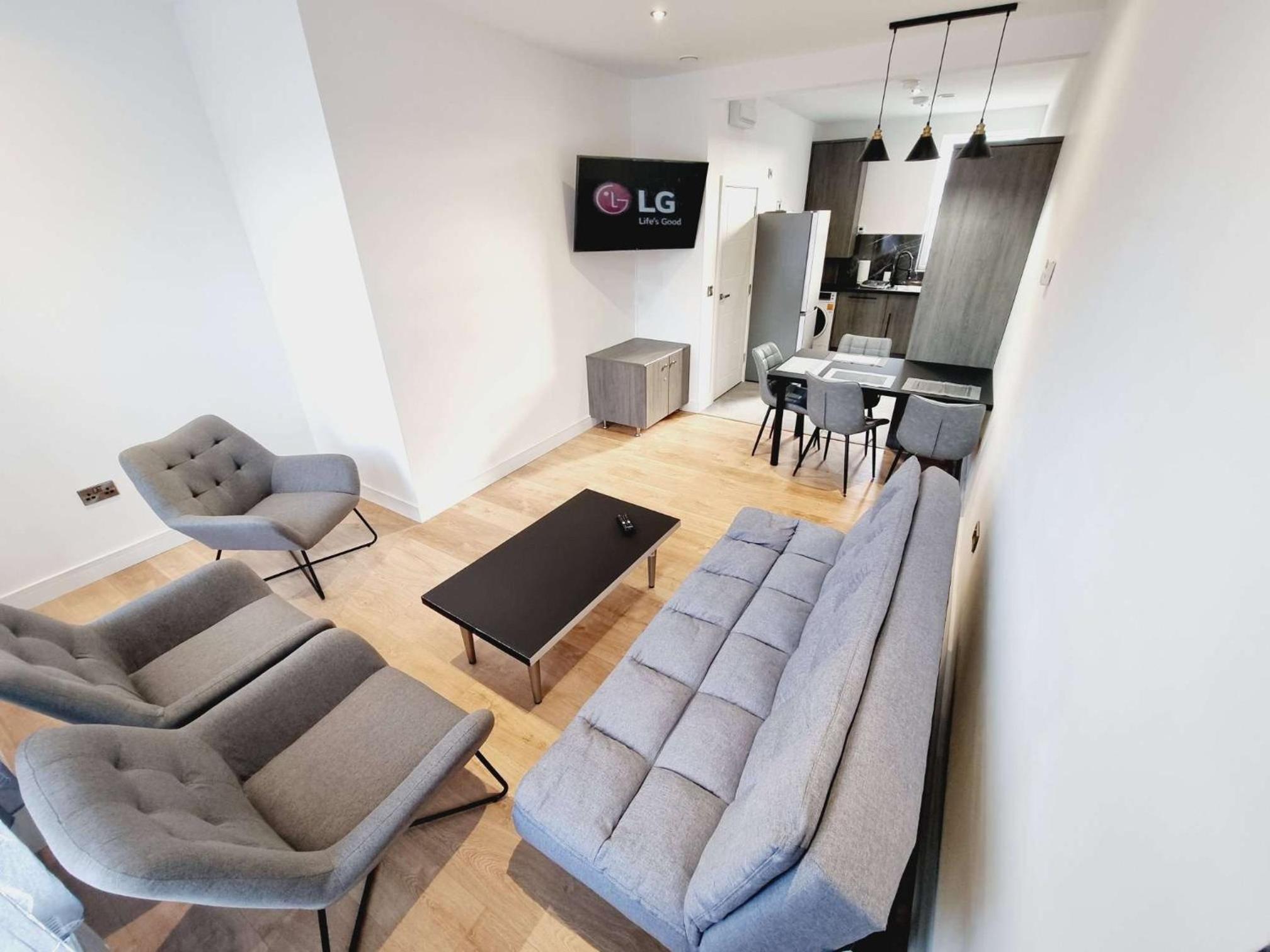 LMK, 2 Bedroom Apartment, with Roof Terrace, Free parking, EV Charger, Great Location. view 2
