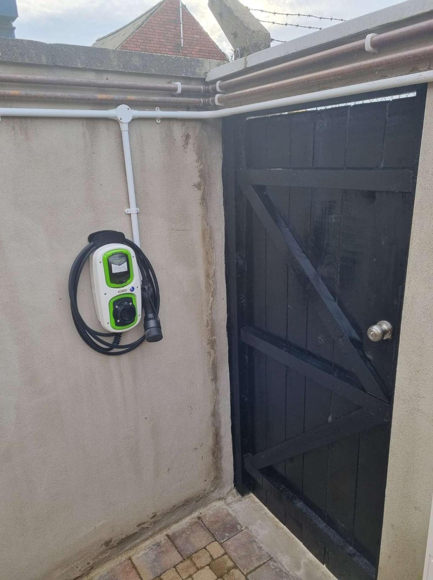 LMK, 2 Bedroom Apartment, with Roof Terrace, Free parking, EV Charger, Great Location. view 5