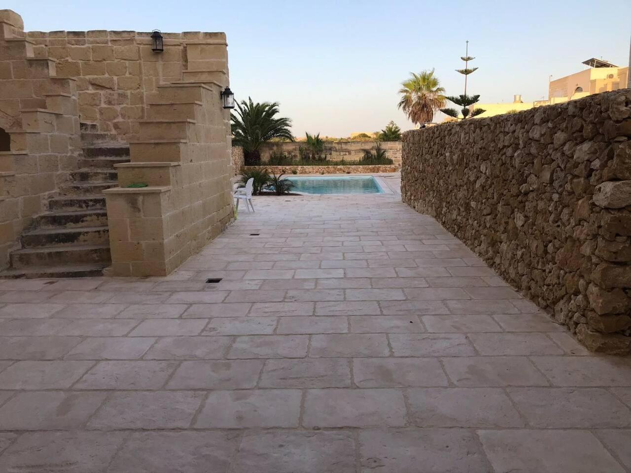 5 Bed Villa - Sleeps 8 - Pool - Garden - Parking