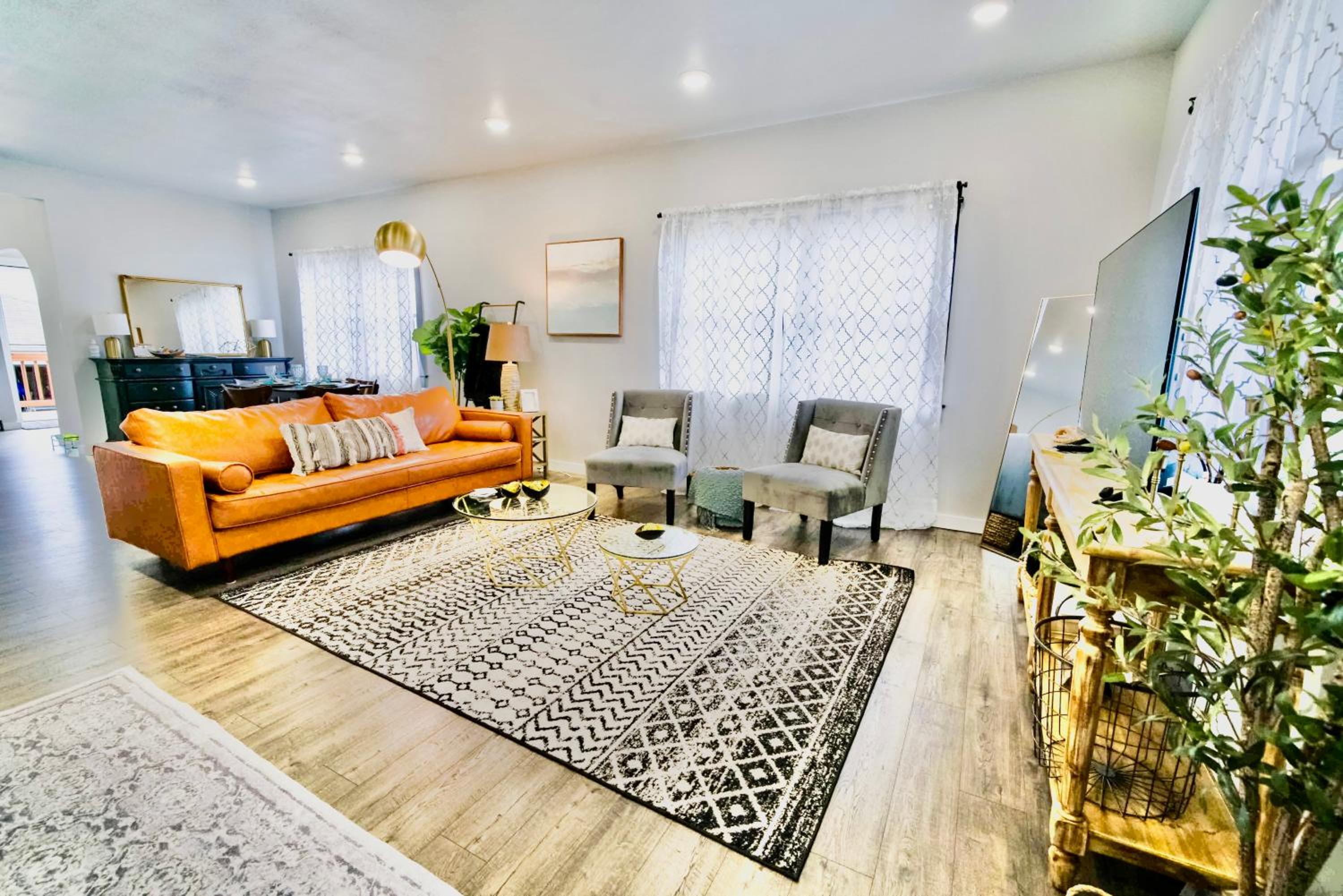 Albany Vacations - Downtown Vintage Modern Home PNW Wineries - Property Image 1