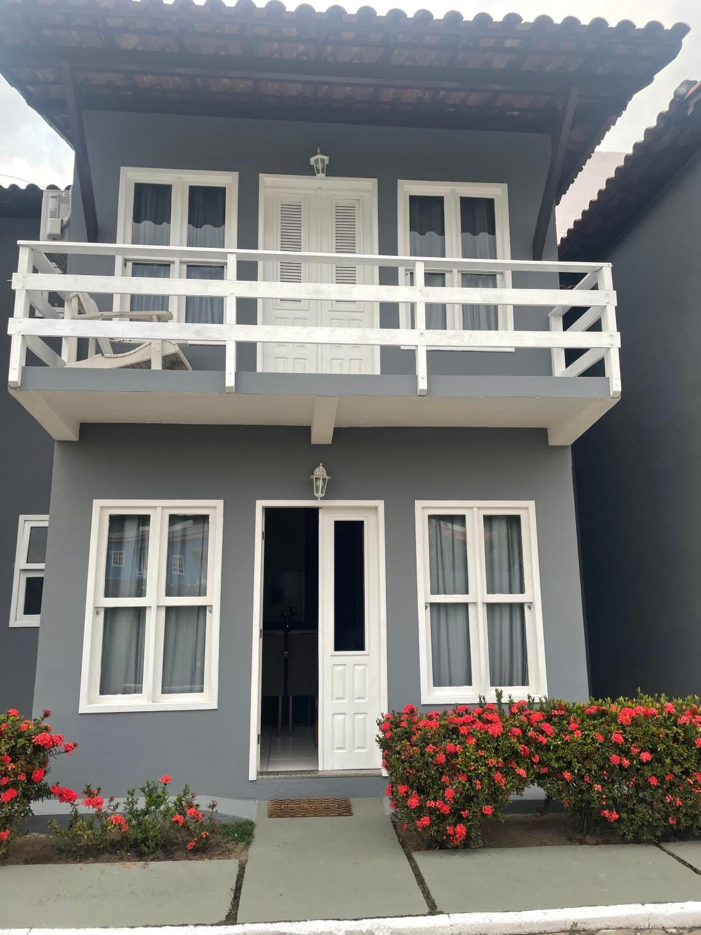 Apartamento de 3 quartos, no Condomínio Taperapuan Duplex, há 400m da praia, localizado próximo da barraca axé mói, boa beach e etc view 2