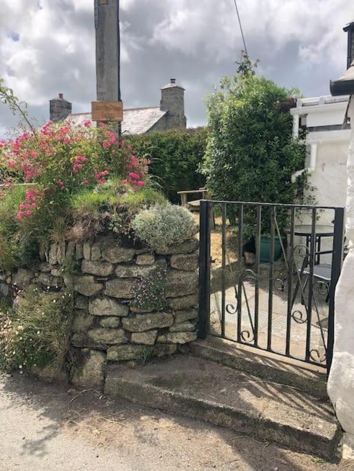 Cosy Cottage Real Fire Nearby Pub Garden Parking view 5