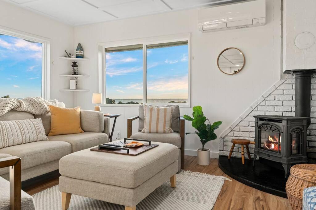 Cozy Coastal Getaway • Panoramic Ocean Views view 3