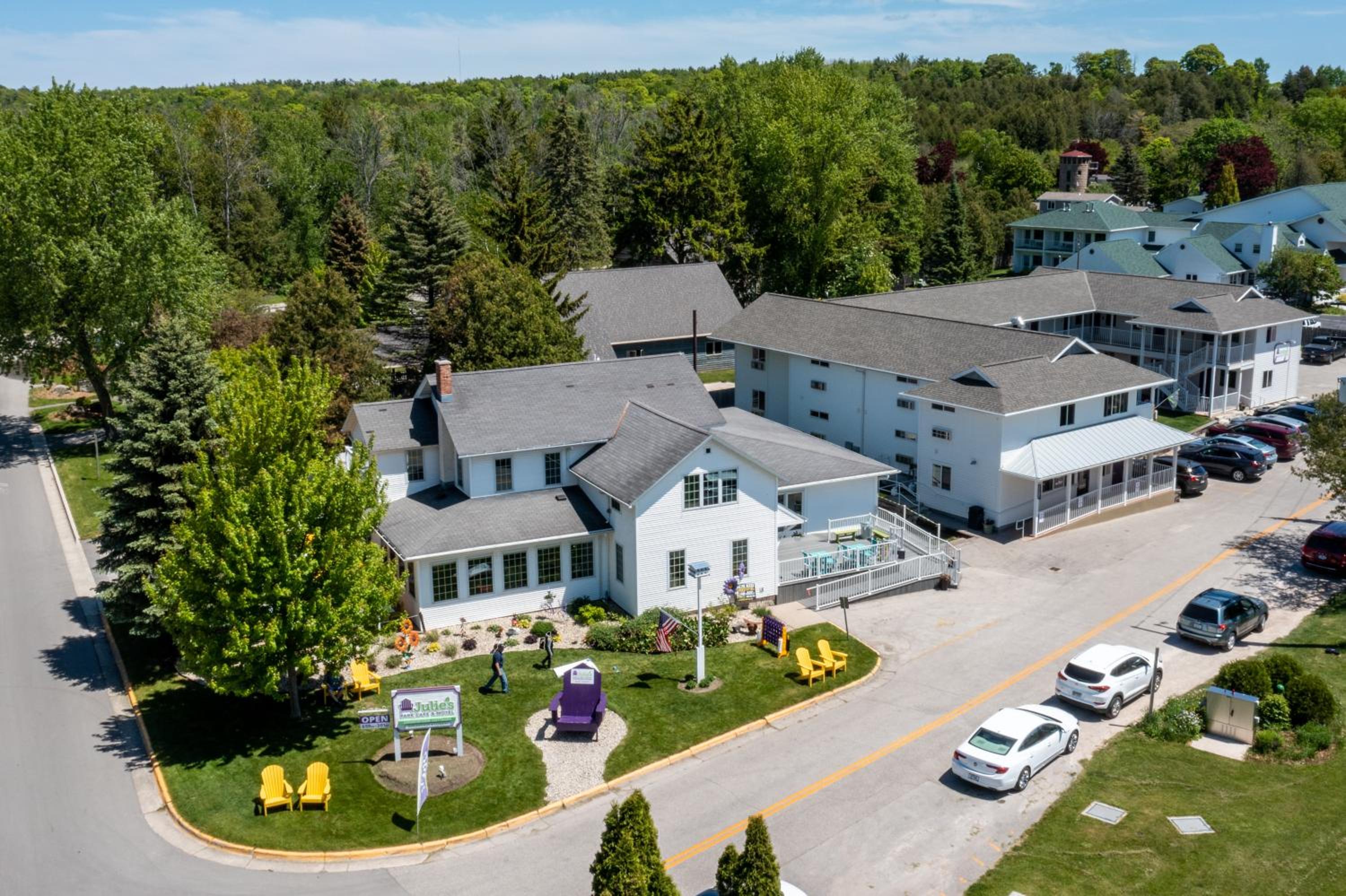 Julie's Park Cafe & Motel