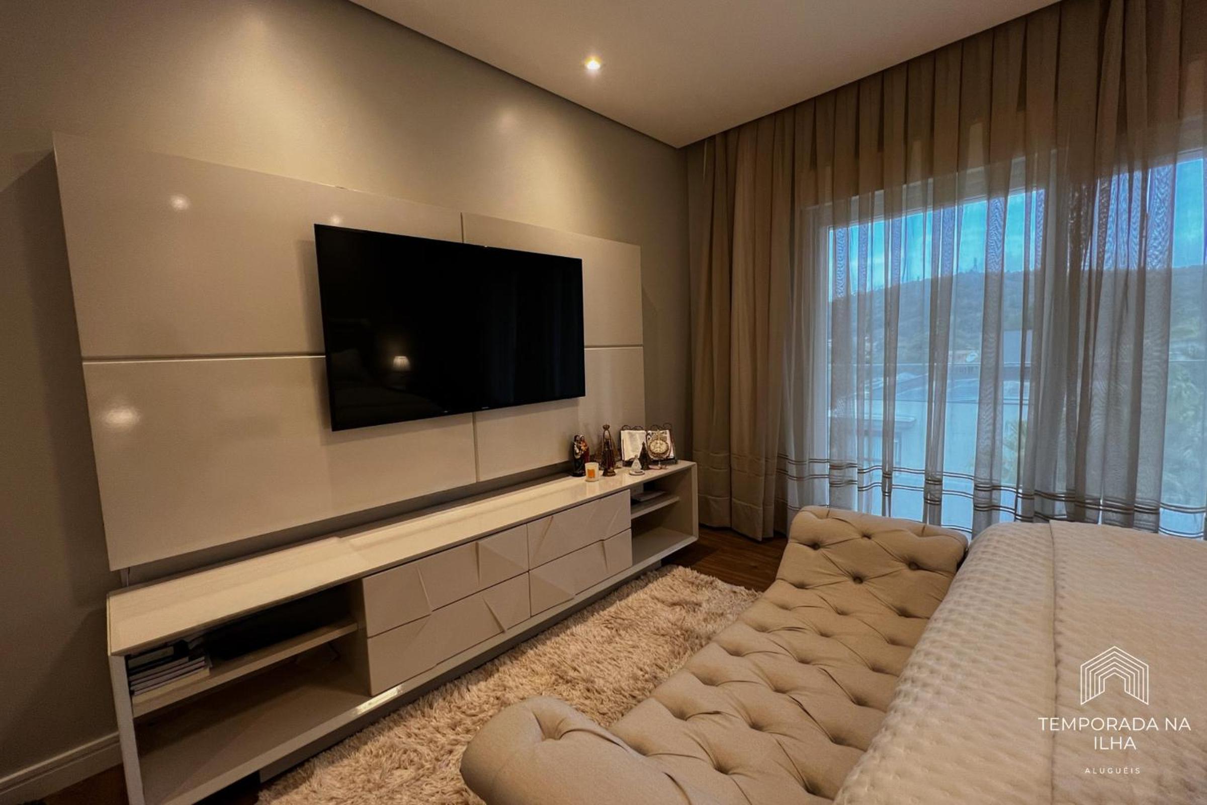Casa moderna com piscina em Floripa - caminho das praias
