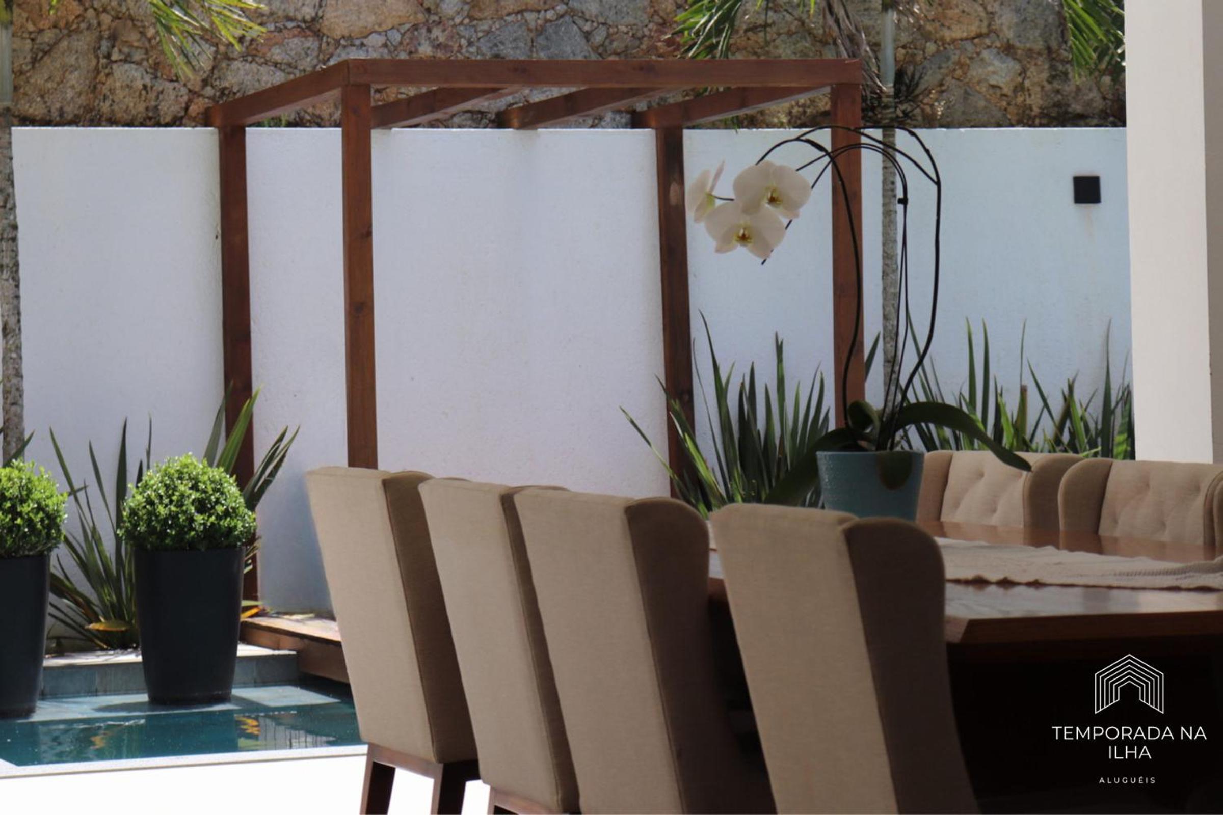 Casa moderna com piscina em Floripa - caminho das praias