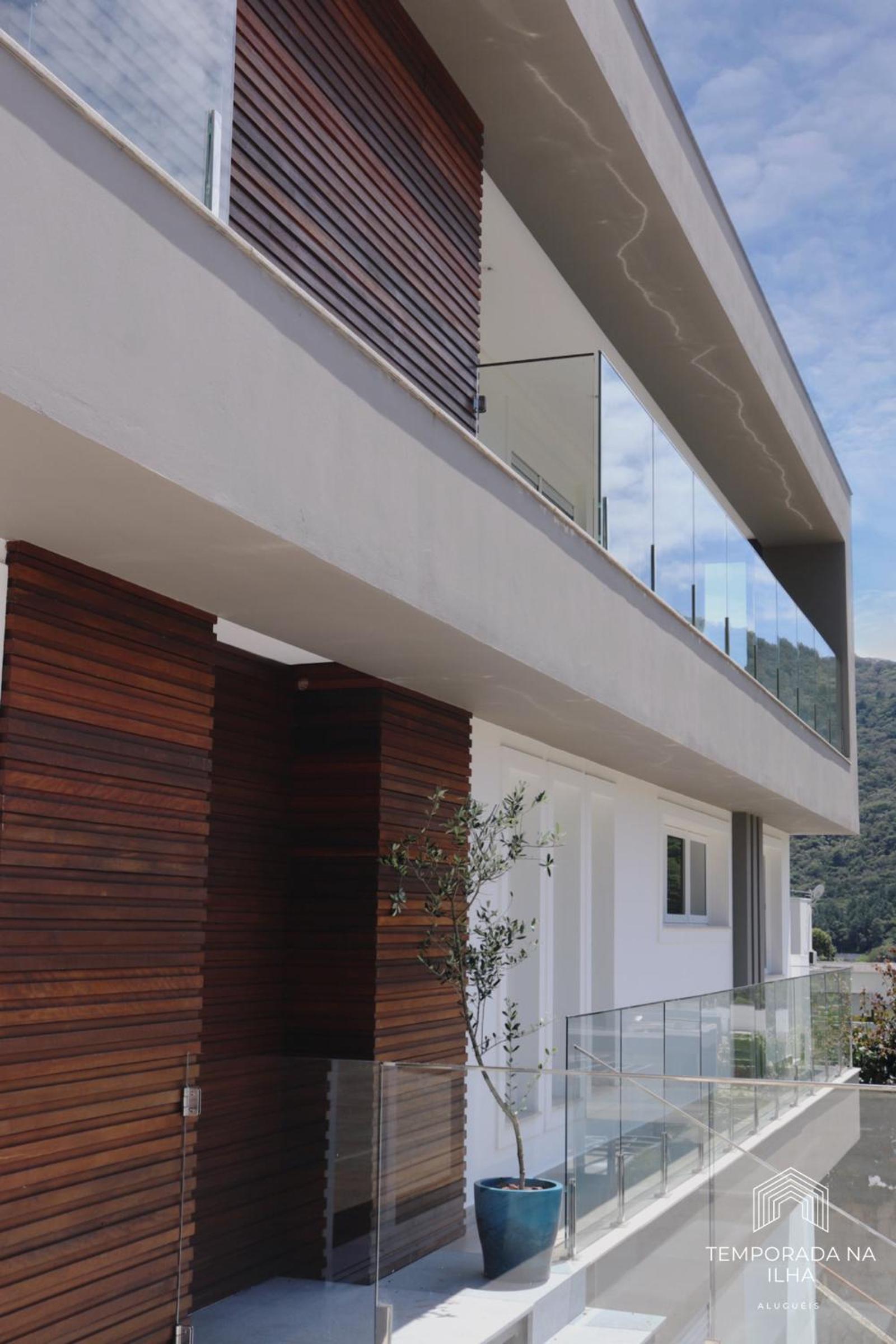 Casa moderna com piscina em Floripa - caminho das praias